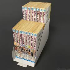 ダイソーの コミック 文庫本ブックスタンド が本棚に段差でたっぷり収納できる ブックスタンド 文庫本 文庫本 本棚