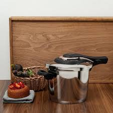 Emsan burcu 6 lt paslanmaz çelik düdüklü tencere buharın gücü 4 ayrı boyu ile en kalabalık ailelerden, en küçük ailelere kadar uygun litreli seçenekleri bulunmaktadır. Emsan Up Line Klasik Duduklu Tencere 6 Litre Evidea