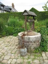 Cet élégant puits rond en pierre d'avy patinée est un puits destiné puit decoratif jardin. 15 Idees De Puits Puits Jardins Puits D Eau