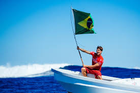 Carlos burle carregando a tocha olímpica na praia de maracaípe, em ipojuca (pe) neste quarta feira (01). Como Sera O Surfe Na Olimpiada Veja