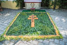 Auch in diesem jahr leistete das altarteam der dreibrückenschützen ganze arbeit und baute den fronleichnamsaltar erneut im sophienpark auf. Unser Fronleichnamsaltar Obst Und Gartenbauverein Vohburg E V