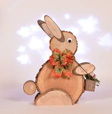 Basteln Mit Baumscheiben Fur Ostern Spannende Bastelprojekte Fur Gross Und Klein Weihnachtlich Ostern Basteln Holz Holz Basteln Weihnachten Osternest Basteln