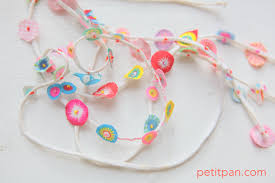 Formule Anti Stress Decouper Des Formes Arrondies Dans Des Chutes De Tissus Petit Pan Et Les Coudre Sur Un Lien Pour Fabriquer Une Gui Diy Garland Crafts Diy