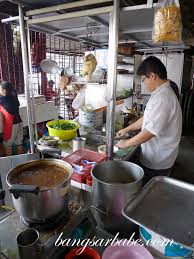 The restaurant looks like a typical old road side stall with a zinc roof and metal grills, accompanied with plastic tables and chairs. San Peng Prawn Mee Bangsar Babe
