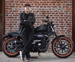 Divenuto famoso come frontman e cantante degli 883. Max Pezzali Eta Carriera Amori E 883