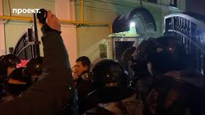 Смотреть видео алексей навальный рисует сердечко юле навальной в зале суда без регистрации онлайн , скачать. Nahoditsya V Takoj Den V Centre Uzhe Pravonarushenie