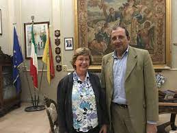 Il secondo incontro è confermato, ma ancora non è arrivata che cosa ci facevano grillo e casaleggio alla festa del console americano a milano? La Console Americana A Milano In Visita A Scicli Radio Rtm Modica