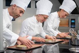 Deux Ecoles De L Excellence L Ecole Ritz Escoffier L Ecole Des Arts Joailliers Ensemble Pour Des Master Classes De Luxe Et De Delice Place Vendome Food Sens