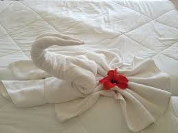 Sa forme en losange, trouvera facilement sa place au centre de. Pliage Serviette De Bain La Compagnie Du Blanc