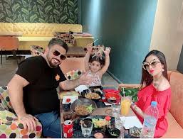 طلت الفنانة المغربية، دنيا بطمة، على متابعيها بإطلالة جريئة، حيث ظهرت بشورت ضيق وقصير مع كنزة بيضاء اللون. Ø¯Ù†ÙŠØ§ Ø¨Ø·Ù…Ø© ØªÙ†Ù‡ÙŠ Ø¬Ø¯Ù„ Ø¥Ù†ÙØµØ§Ù„Ù‡Ø§ Ø¹Ù† Ø²ÙˆØ¬Ù‡Ø§ Ø¨Ù‡Ø°Ù‡ Ø§Ù„ØµÙˆØ±Ø© Ø§Ù„Ù†Ù‡Ø§Ø± Ø£ÙˆÙ†Ù„Ø§ÙŠÙ†