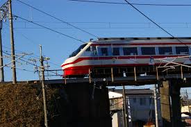 朝日に照らされるりょうもう号 新幹線 朝日