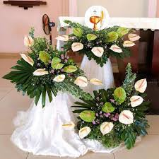 Gladiol putih, krisan putih dan kuning, bunga lily putih dan kuning, carnation putih dan kuning, herbras putih, dll. 34 Ide Rangkaian Bunga Meja Altar Di 2021 Rangkaian Bunga Altar Bunga