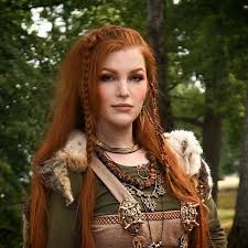 Seitlich Geflochtene Frisur Rote Haare Ein Kostum Aus Dem Mittelalter Entsprec Aus Dem Ein Entspr Mittelalterliche Frisuren Frisur Rote Haare Frisur Rot