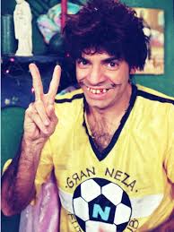 En 1973 se inició como extra en telenovelas y dio clases de piano, acordeón, guitarra, canto y ballet. Nombre Del Personaje De Eugenio Derbez Preguntame
