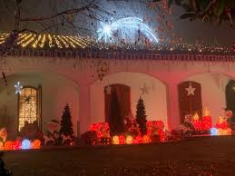 Tra tutte le case di babbo natale questa è molto originale perché prevede attività per i bambini nell'accademia degli elfi, dove imparano tante cose legate al natale. La Casa Di Babbo Natale A Melegnano Lombardia Con Viaggiapiccoli
