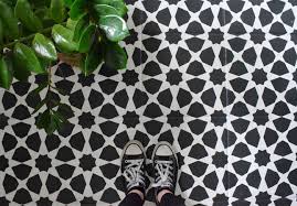 Le carrelage noir et blanc existe en différentes versions, grand ou petit format, en type damier, en autres formes géométriques ou même en motifs. 1001 Idees Peindre Du Carrelage Un Coup De Jeune Sans Tuile