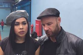Umur 40 tahun) adalah salah satu pembawa acara berkebangsaan indonesia. Suami Terjebak Di Australia Melaney Ricardo Video Call Setiap Hari