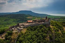 Szigliget dombjai és lejtői különös hangulatú neveket viselnek. Szigliget The Pearl Of Balaton Info Budapest