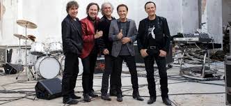 Двумя годами позже, в 1966 году, он становится вокалистом и басистом группы pooh, игравшей лёгкий рок. Pooh Pensiero Cantata Con Riccardo Fogli La Formazione Delle Origini Nel Video Ufficiale Velvet Music