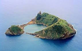 Vila franca da serra é uma freguesia portuguesa do concelho de gouveia, com 11,76 km² de área e 262 habitantes (2011). Tiny Island Off The Coast Of Sao Miguel Acores Near The Town Of Villa Franca Beautiful Black Sand Beach Sao Miguel Island Sao Miguel Azores