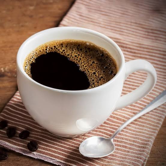 Tomar café puro em jejum faz mal? Por que pode gerar dor e azia?
