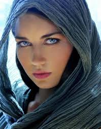 ♥️Жила давно прекрасная царица, Луч солнца заплетала в волосах. Такая  женщина вам может только сниться, Такую прелесть видите лишь в снах. Она  была красива, грациозна, В глазах ее местился целый свет. Порой