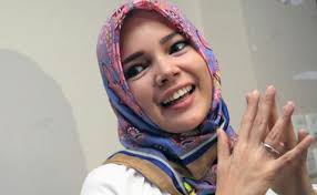 Dewi Sandra Pilih Perawatan Kecantikan Alami daripada Operasi