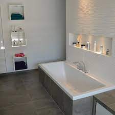 Diese finden in den aussparungen einen besseren halt und geraten somit auch bei einem leichten anstoßen mit dem knie nicht aus dem gleichgewicht. Badewanne Mit Nische Regal Spots Stauraum Highlight Fliesengehr In 2021 Badewanne Badezimmer Badezimmer Nischen