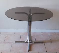 La table en verre ronde dont vous rêviez est d'ores et déjà accessible sur notre site web. Table Ronde Verre Fume Et Chrome Vintage 70 Luckyfind