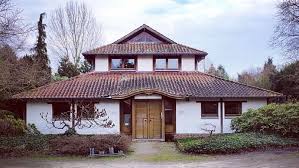 C'est le résultat d'une étude lancée en 2012 pour enfin découvrir la couleur que la terre entière trouve la plus repoussante. Un Internaute Recense Les Maisons Les Plus Hideuses Figaro Immobilier