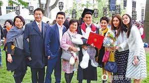 賭王何鴻燊除了在事業上有很成就外，其實他在培育兒女成材方面亦相當傑出!一起來看看何氏家族都出了哪些學霸吧，會不會是你的同校校友呢？ 大房黎婉華兒女 大房大女 何超英曾在英國讀法律，但2年後輟房學，然後留學瑞士。 大房二女 何超賢曾考入倫敦皇家科技學院，1年後去了巴黎學油畫. 14å²å°'å¹´è¢«mitå½•å– èµŒçŽ‹å¥³å„¿ä½•è¶…æ¬£äº²è‡ªè¾Ÿè°£