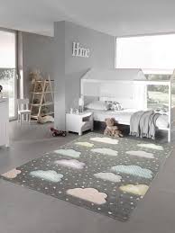 Der teppich zeigt eine wolke mit einem lächelnden gesicht und weißen wangen. Kinderteppich Wolke Kinderzimmerteppich In Kaufland De