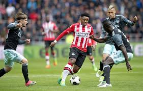 Een woordvoerder van de club uit eindhoven sluit niet dat er meer arrestaties volgen. Psv Ajax Even Stilgelegd Na Rookbom Wel Nl