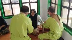 Pada 9 april 2020 pasien dirujuk di rumah sakit dan tanggal 13 april pasien melakukan pemeriksaan tes swab di rumah sakit yang berbeda, kata fikser saat jumpa pers di ruang sekretaris daerah, balai kota surabaya, sabtu, 2 mei 2020. Takut Divonis Covid 12 Warga Penderita Muntaber Di Cianjur Enggan Ke Puskesmas Bagian 1