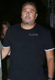 Είναι ένας γοητευτικός και διάσημος ηθοποιός, ερωτευμένος με τη γυναίκα του και προστατευτικός με την. Gamos Laimoy Arapogloy Sto Papigko Poios Ellhnas Tragoydisths Analambanei To Gamhlio Glenti