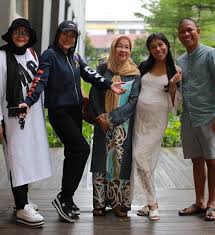 Her birthday, what she did before fame, her family life, fun trivia facts, popularity rankings, and more. Nikmatnya Kurniaan Allah Kepada Perempuan Yang Mampu Mengandung Erma Fatima Mingguan Wanita
