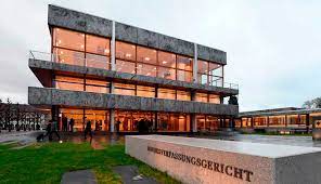 Hier wird vom gesetzestext bis hin zu politischen organisationen und studiengebühren manches auf vereinbarkeit mit unserer verfassung. Bundesverfassungsgericht Streikverbot Fur Beamte Bleibt Unangetastet Forschung Lehre