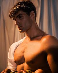 Here's a little early fall photo dump 🍂🍁🎃 Which if ya didn't know is my  favorite season! So excited for cooler weather and changing leaves :) Enjoy  these photos featuring the streets