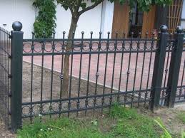 Wir Beschaftigen Uns Mit Herstellung Und Montage Von Schmiedezaunen Alle Zaune Werden Dabei Nach Mass Und Auf Ind Zaun Balkon Gelander Design Gartenzaun Metall