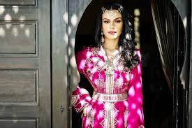 L Image Contient Peut Etre 1 Personne Debout Moroccan Necklace Caftan Party Looks