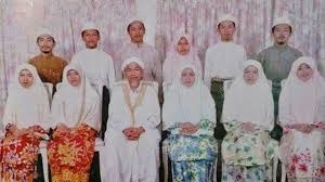 Kisah warak tok guru nik aziz walaupun 20 tahun jadi menteri besar kelantan ustaz shamsuri ahmad. 10 Kisah Hidup Allahyarham Tok Guru Nik Aziz Yang Mungkin Kita Tidak Tahu Oh Media