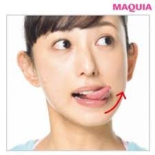 老け顔を撃退して小顔に 舌トレ でリフトアップ ゆがみ解消 マキアオンライン maquia online 顔 老け顔 舌