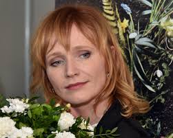 Původně chtěla studovat filologii, nakonec absolvovala studium herectví a v roce 1974 nastoupila do divadla pro děti a mládež v trnavě.v roce 1979 přešla na bratislavskou novou scénu. Anna Geislerova Wikipedia