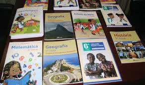 Na altura da devolução dos manuais, em junho, nenhuma das escolas os aceitou, nem a antiga porque ele já tinha saído, nem a nova porque não eram iguais. Os Conteudos Dos Livros Escolares Vao Estar Melhor Contextualizados Pressreader