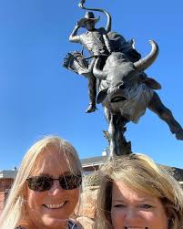Sunday selfie 🤳—howdy from me and @kimoconnor6s8d from Frontier Park in  Cheyenne! #loreleijames #sundayselfie #rodeofanforlife #lanefroststatue  #cheyennefrontierpark