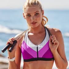En sautant à la corde le massage des veines profondes par les muscles en activité que sont les mollets est tellement important pour assurer le retour sanguin vers le coeur, que certains auteurs parlent de la pompe. Corde A Sauter Les Meilleurs Exercices De Corde A Sauter Pour Maigrir Elle