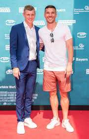 Toni kroos bedankt sich für eine besondere ehre. Real Madrid Info Auf Twitter Pics Toni Kroos With Family And Friends Attended The World Premiere Of The Film Kroos At Cinedom In Cologne Germany Https T Co Iuabiqr3fh