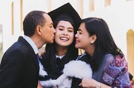 Sebagai publik figur, kehidupan maudy ayunda sangat menarik untuk diikuti. Pantas Saja Cerdas Ternyata Ini Pola Asuh Yang Diterapkan Ibu Maudy Ayunda Semua Halaman Nakita