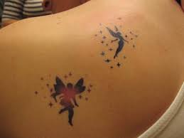 Es gibt einzelne tattoo motive , die allein als kleine tattoos gestochen werden, und solche, die teil einer größeren zeichnung sein können. 67 Fantastische Feen Und Elfen Tattoos Fotogalerie