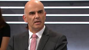Sein porträt ziert die hauptstadt dhaka, «long live his excellency», steht porträts von bundespräsident alain berset und premierministerin sheikh hasina hängen in dhaka nebeneinander. Srf Arena Zum Vaterschaftsurlaub Mit Alain Berset Watson